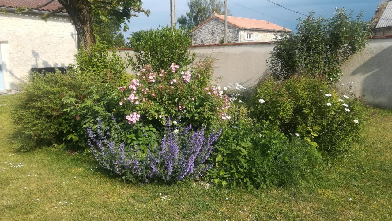 Gite Et Chambres D'Hotes Le Chene Billault Pouant Екстериор снимка
